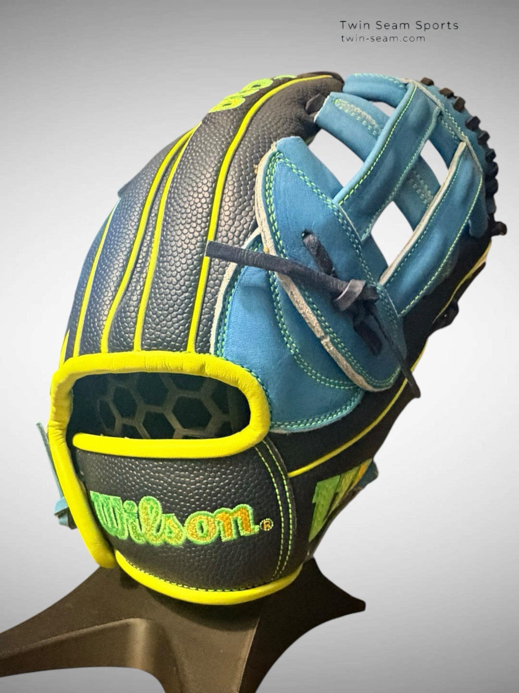 Wilson 2026 A2000 1750SS 12.25 Outfield Baseball Glove - Right Hand Throw